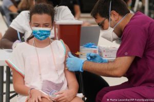 Niña recibiendo vacuna Pfizer anticovid