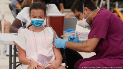 Niña recibiendo vacuna Pfizer anticovid