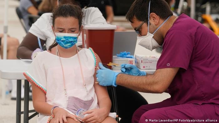 Niña recibiendo vacuna Pfizer anticovid