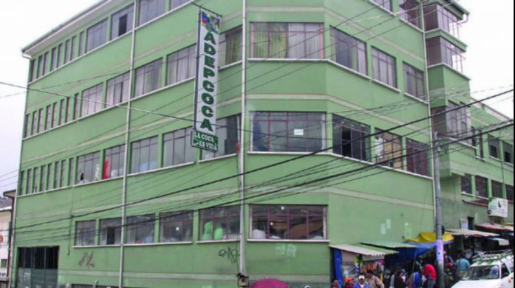 Cocaleros afines al MAS provocan destrozos en la sede de Adepcoca