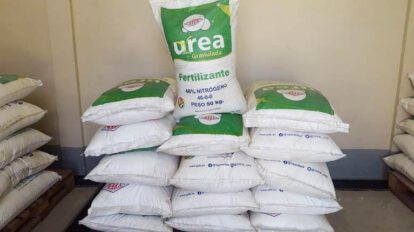 El fertilizante ayuda al crecimiento de las plantas ayudando en su nutrición y en mejorar el rendimiento de los cultivos