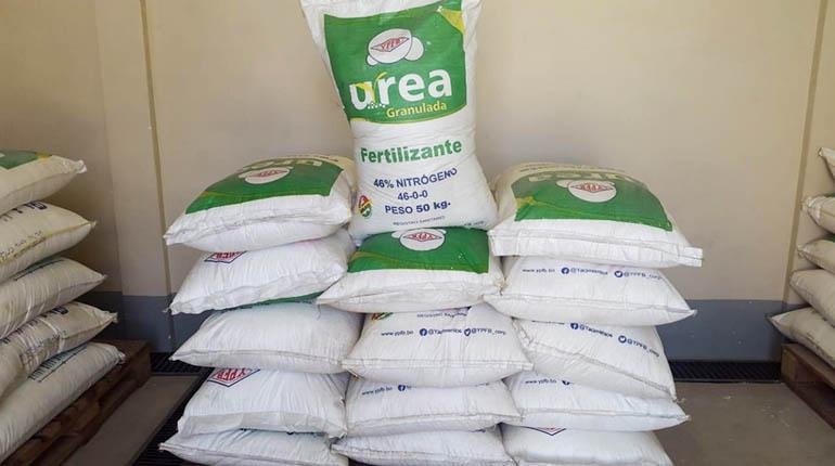 El fertilizante ayuda al crecimiento de las plantas ayudando en su nutrición y en mejorar el rendimiento de los cultivos