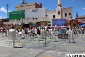 Retreta de Bandas en el Carnaval de Oruro