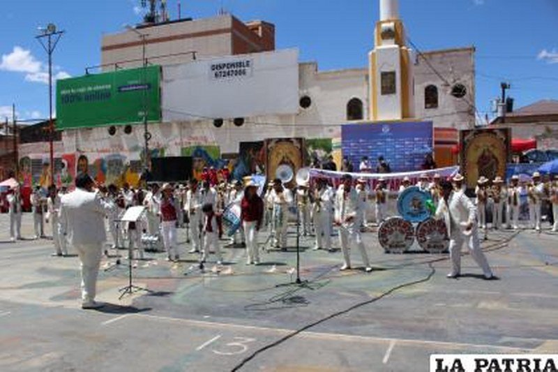 Retreta de Bandas en el Carnaval de Oruro