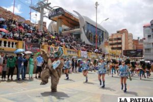 Diablada de Bolivia en la Avenida Cívica