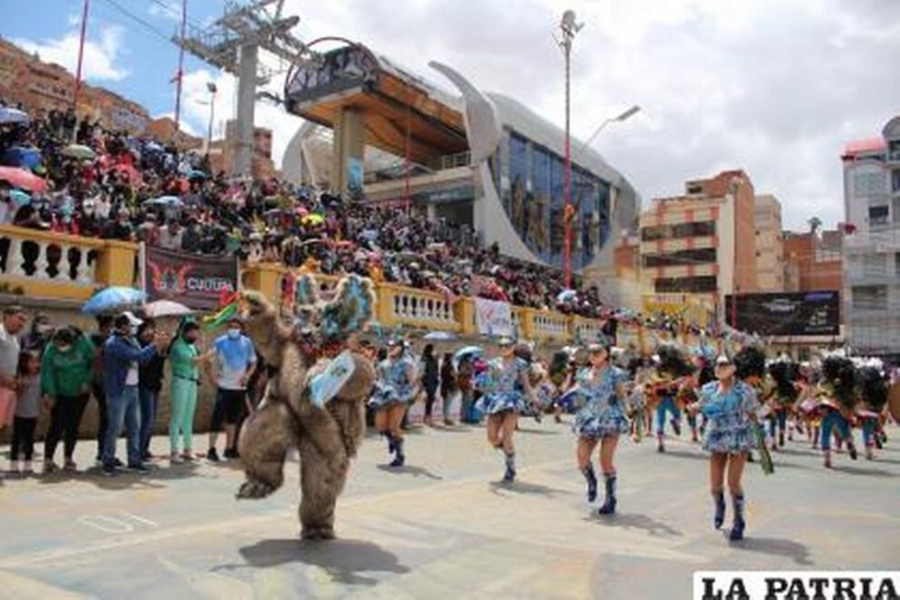 Diablada de Bolivia en la Avenida Cívica
