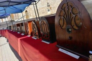 Feria del Desempolvado con radios antiguas en Oruro