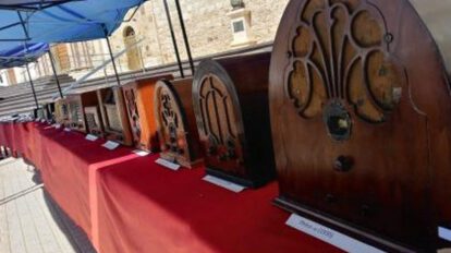 Feria del Desempolvado con radios antiguas en Oruro