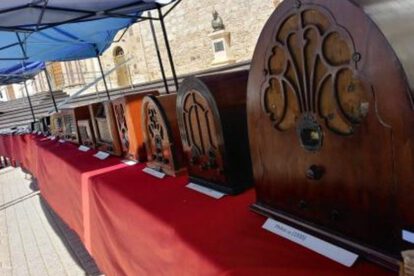 Feria del Desempolvado con radios antiguas en Oruro