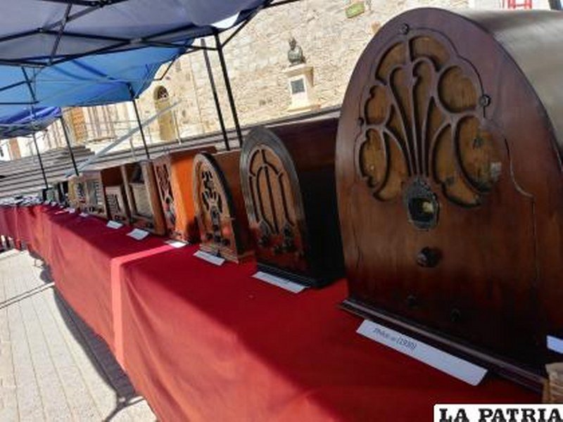 Feria del Desempolvado con radios antiguas en Oruro