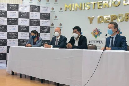 Entrega de actas de vacunas Pfizer en Bolivia