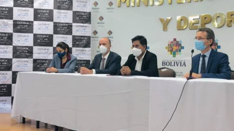 Entrega de actas de vacunas Pfizer en Bolivia
