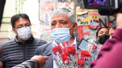 Arias se presenta a declarar con un ramo de flores en la Fiscalía de La Paz