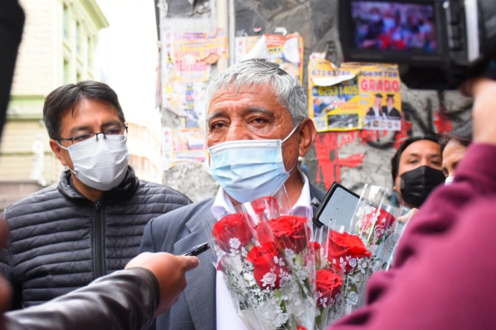 Arias se presenta a declarar con un ramo de flores en la Fiscalía de La Paz