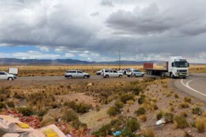 Transporte pesado Ecebol bloquea carreteras en Oruro