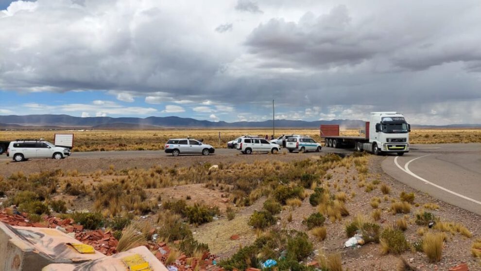 Transporte pesado Ecebol bloquea carreteras en Oruro