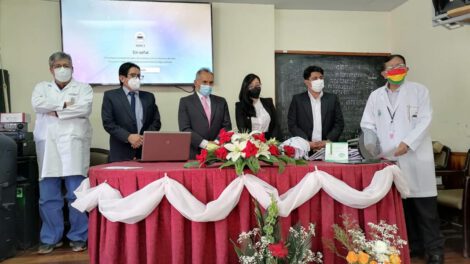 Reconocimiento a héroes de blanco en el Día del médico boliviano