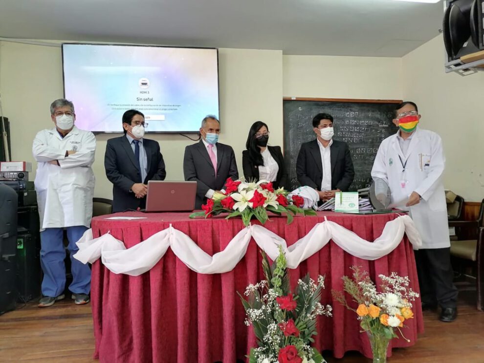 Reconocimiento a héroes de blanco en el Día del médico boliviano