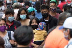 Personas con barbijos para protegerse contra el coronavirus