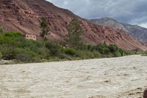 Pareja arrastrada por corriente en Camargo