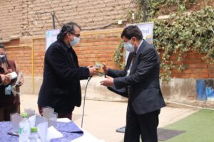 Reconocimiento al director del Complejo Hospitalario, Israel Ramírez, en el Día del Médico Boliviano