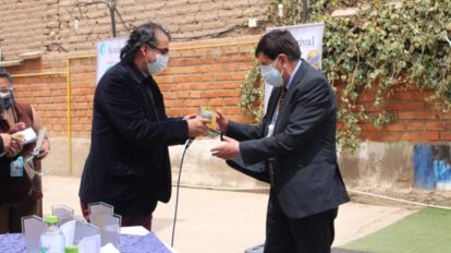 Reconocimiento al director del Complejo Hospitalario, Israel Ramírez, en el Día del Médico Boliviano