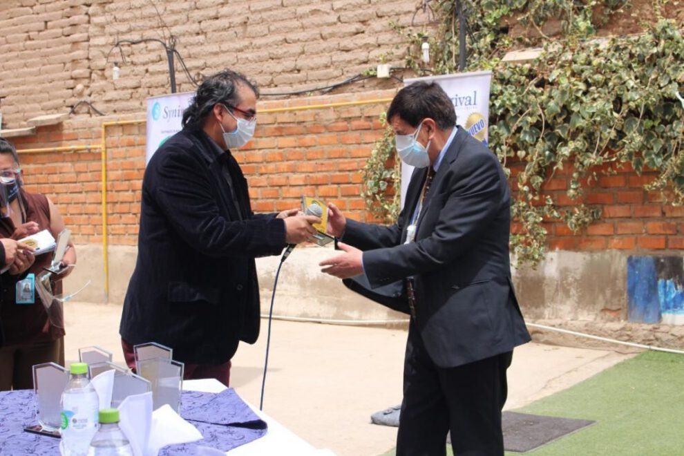 Reconocimiento al director del Complejo Hospitalario, Israel Ramírez, en el Día del Médico Boliviano