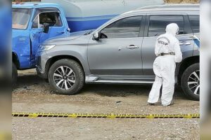 Investigador de la Policía inspecciona el vehículo de la víctima en el asesinato en Sacaba