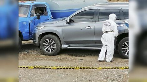 Investigador de la Policía inspecciona el vehículo de la víctima en el asesinato en Sacaba