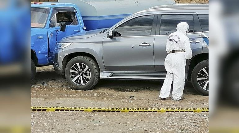 Investigador de la Policía inspecciona el vehículo de la víctima en el asesinato en Sacaba