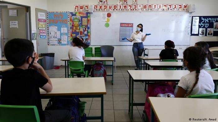 Israel sancionará personal escolar no vacunado contra el Covid-19