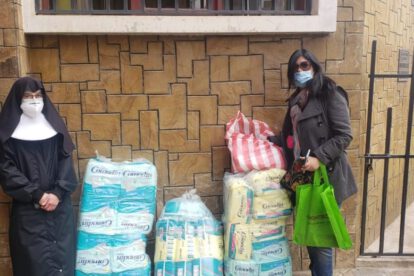 Donación de pañales y batas al Hogar de ancianos
