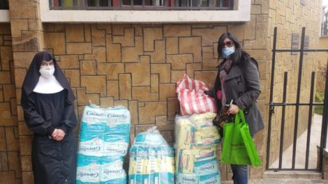 Donación de pañales y batas al Hogar de ancianos