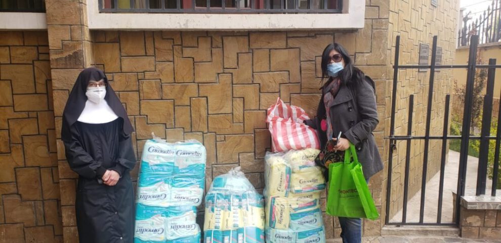 Donación de pañales y batas al Hogar de ancianos
