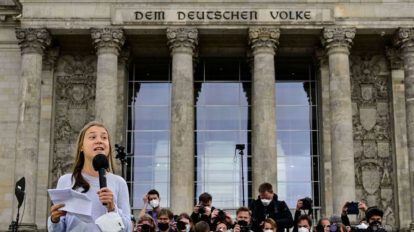 La militante ecologista Greta Thunberg discutiendo sobre el cambio climático