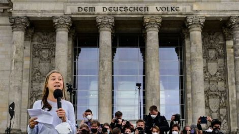 La militante ecologista Greta Thunberg discutiendo sobre el cambio climático