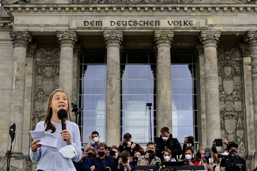 La militante ecologista Greta Thunberg discutiendo sobre el cambio climático