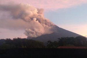 Volcán de Fuego en fase eruptiva en Guatemala