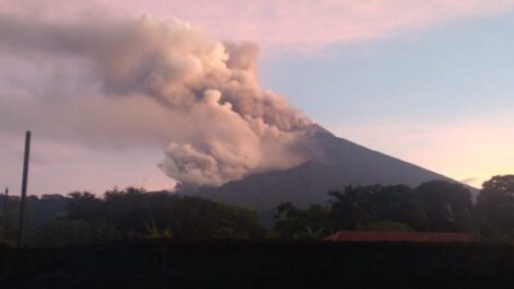 Volcán de Fuego en fase eruptiva en Guatemala