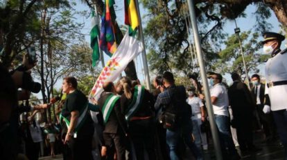 Wiphala izada por David Choquehuanca en la Plaza 24 de Septiembre