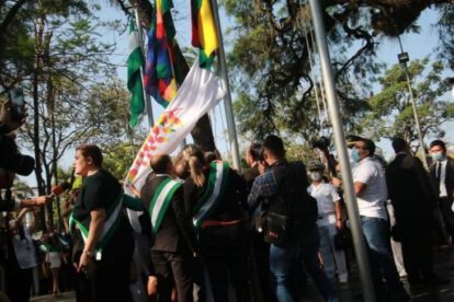 Wiphala izada por David Choquehuanca en la Plaza 24 de Septiembre