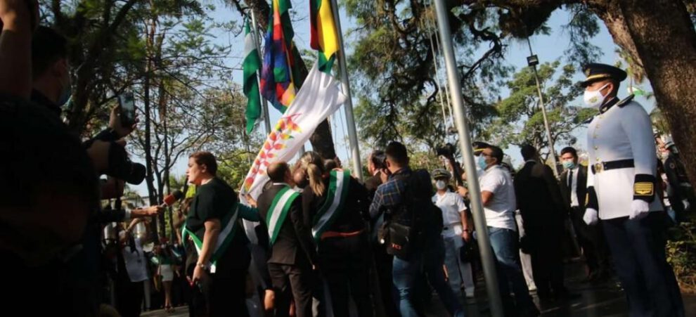 Wiphala izada por David Choquehuanca en la Plaza 24 de Septiembre