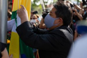 Gobernación de Santa Cruz denuncia imposición del Gobierno en la iza de la Wiphala