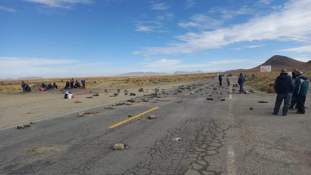 Bloqueo de caminos por mineros de Avicaya