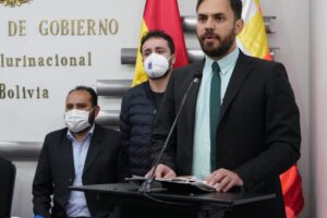 Ultraje a la Wiphala durante actos protocolares en Santa Cruz