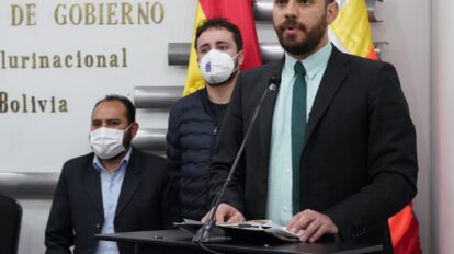 Ultraje a la Wiphala durante actos protocolares en Santa Cruz