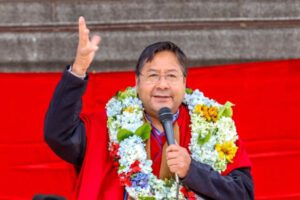 Luis Arce defiende la Wiphala en encuentro con los ponchos rojos