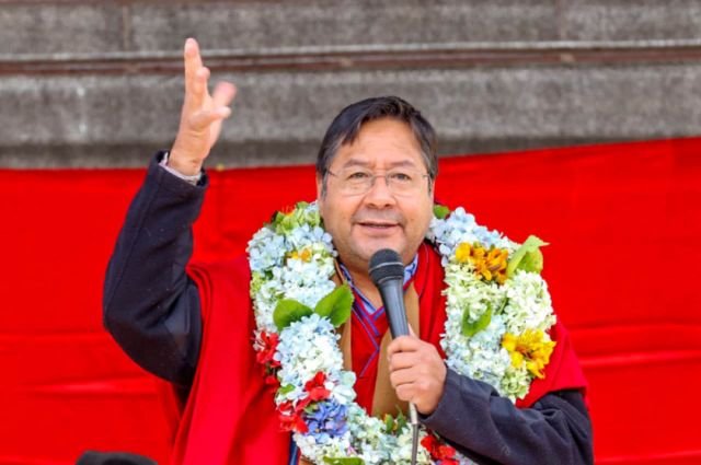 Luis Arce defiende la Wiphala en encuentro con los ponchos rojos
