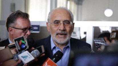 Carlos Mesa cuestiona la moral del Gobierno sobre la Wiphala