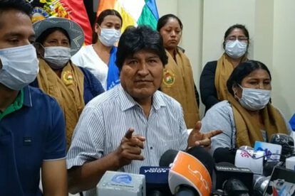 Whipala como símbolo de resistencia en la marcha de Evo Morales